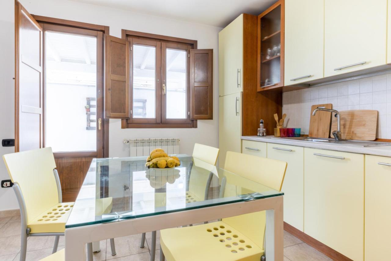 Апартаменты Lecce Colorful Flat With Terrace & Parking Экстерьер фото